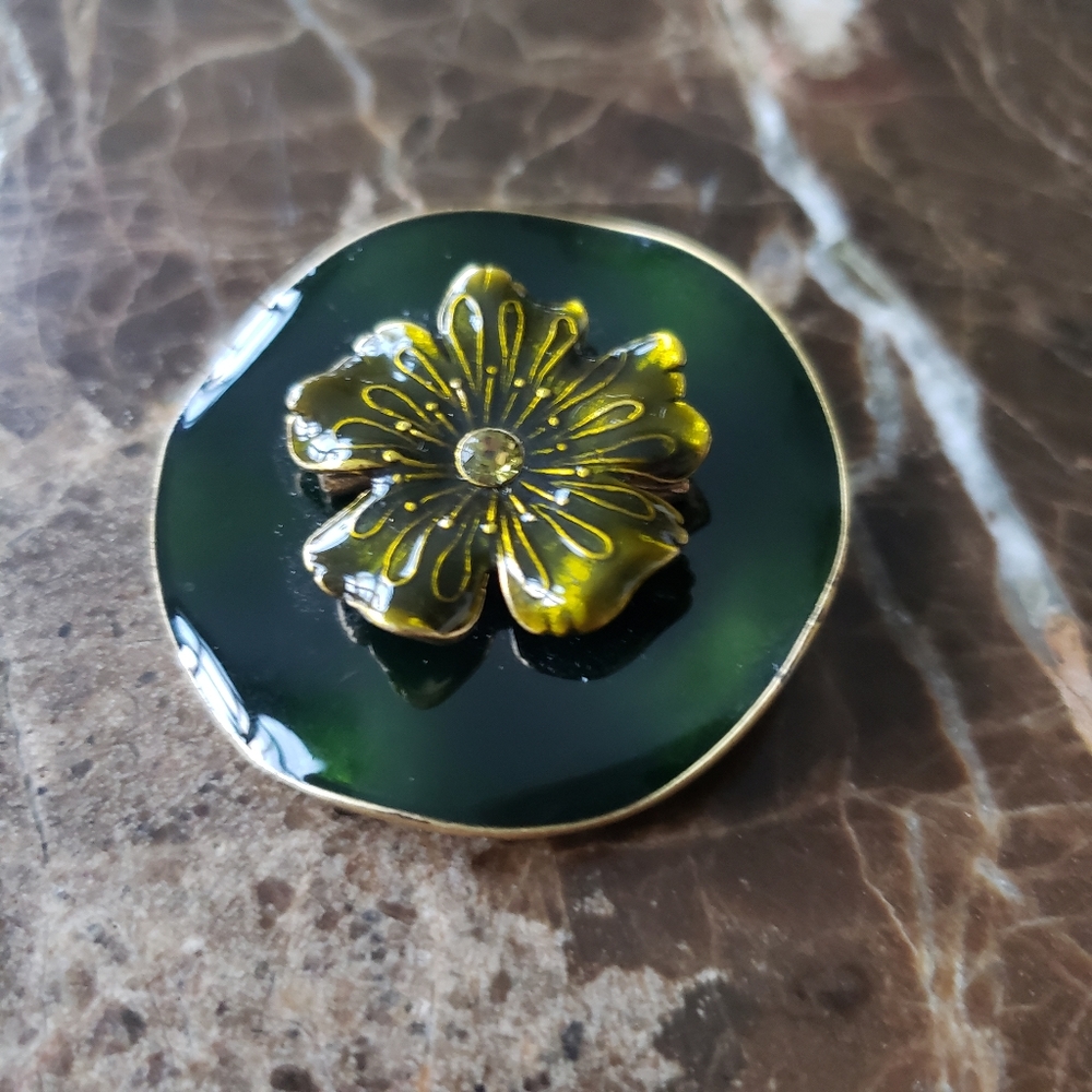 Brooch. Green floral brooch.